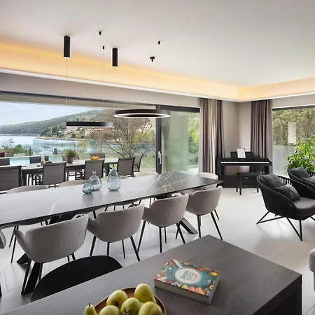 Nyaraló 5 Bedroom Lovely In Sveta Marina