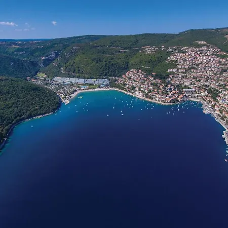 5 Bedroom Lovely In Sveta Marina