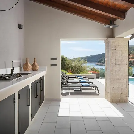 5 Bedroom Lovely In
